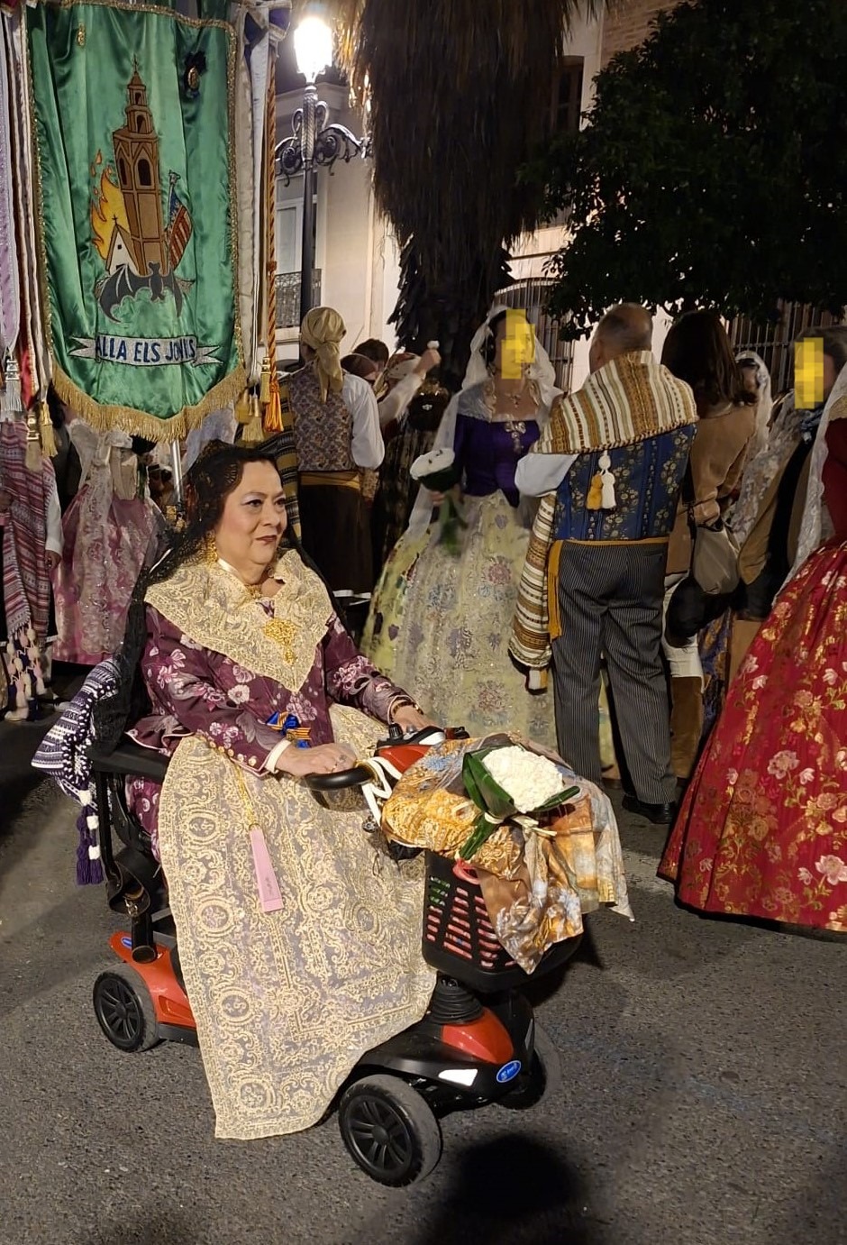M. Jesús, nuestra fallera con su scooter Colibrí